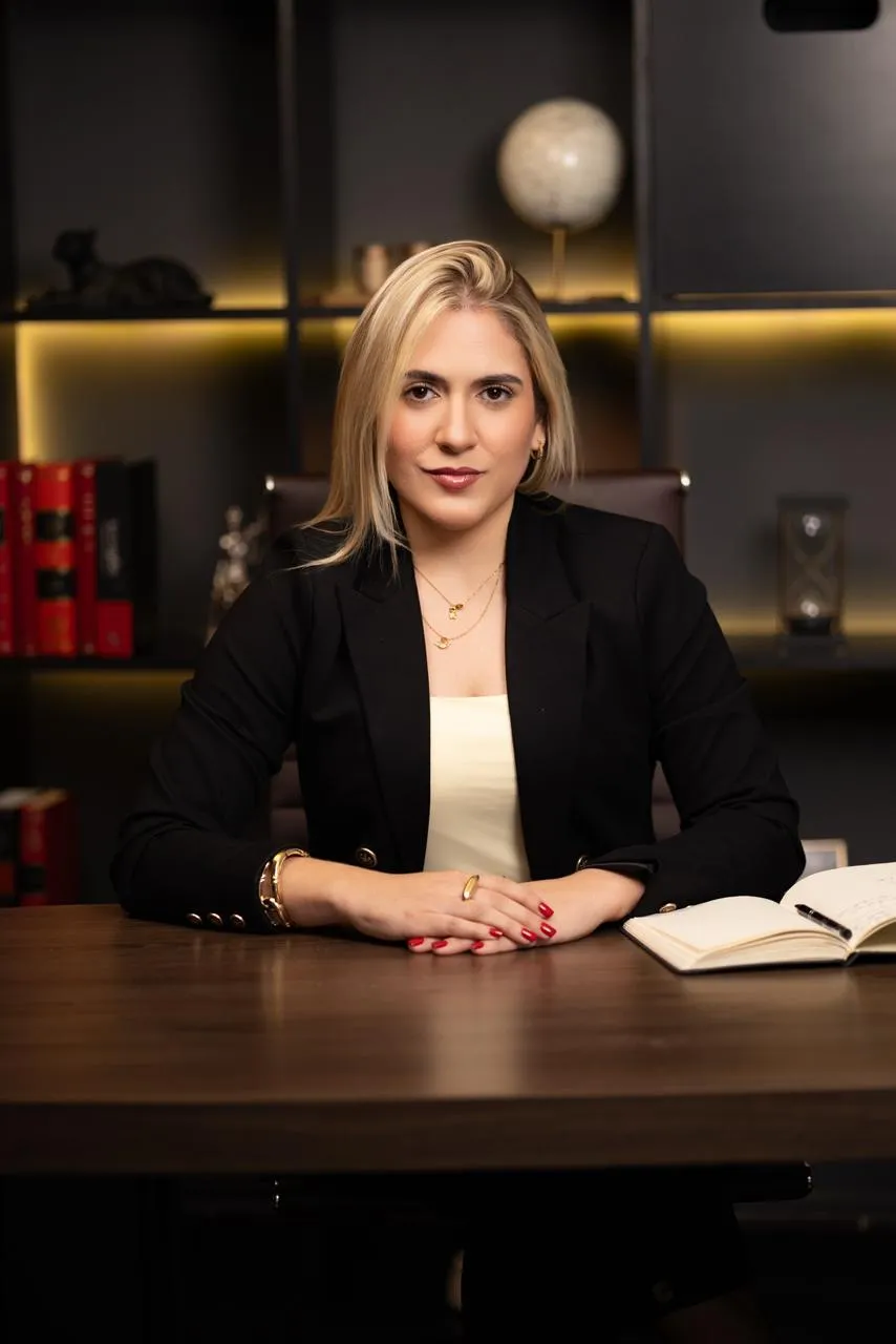 Dra. Caroline Bandeira no escritório